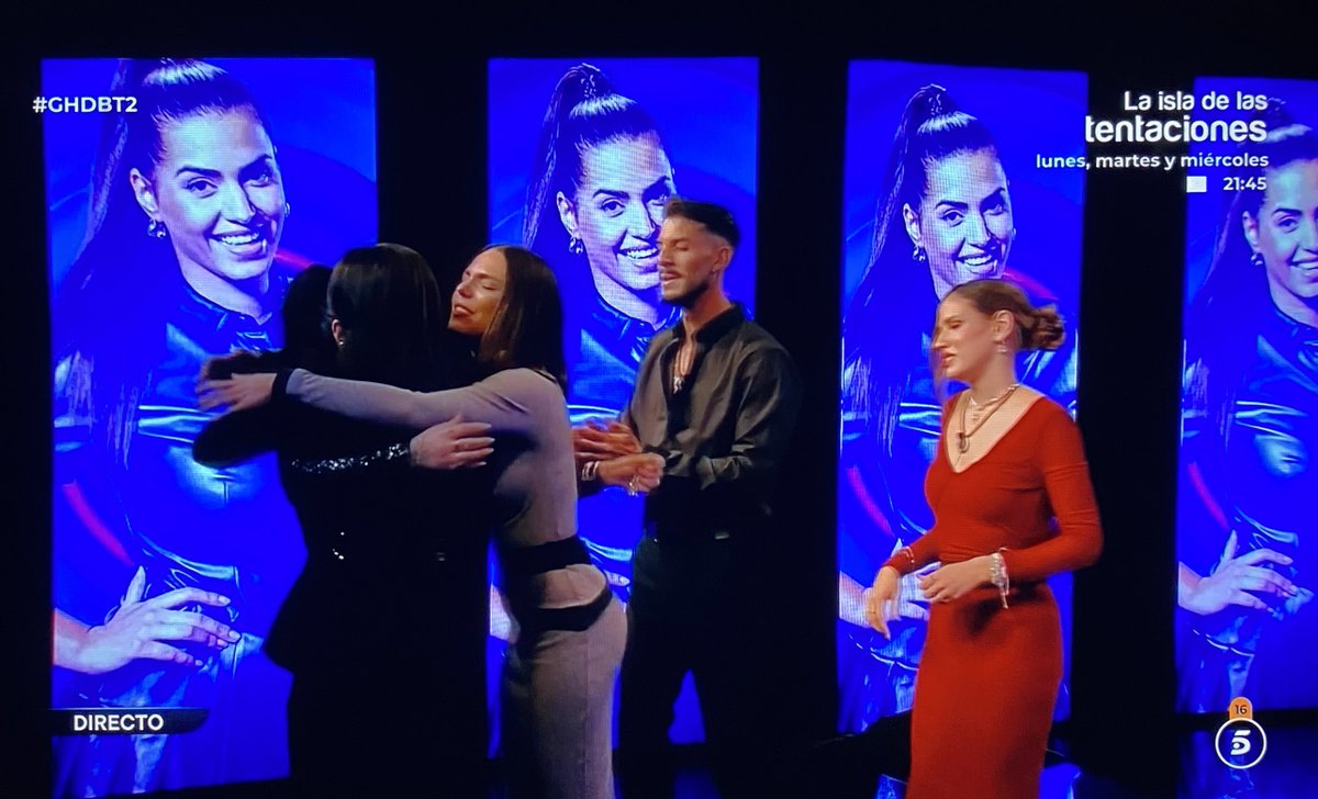 ¿Por qué ponen una foto de Desirée, si es Rocío la que se ha salvado?

Nadie al volante 

#GHDBT2