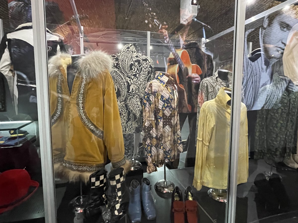 LorraineJourno's tweet image. Love this story!! I saw the actual parka at Arches, London Bridge #Elvisthekingoffashion #parka #elvis