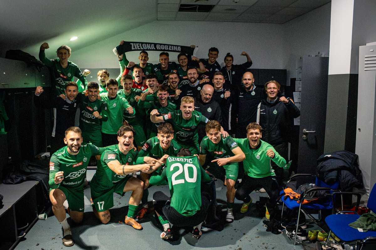 WartaPoznan's tweet photo. CHŁOPAKI.Z.BARAKÓW! 🔥 #RESWAR https://t.co/0p0ixbIog1