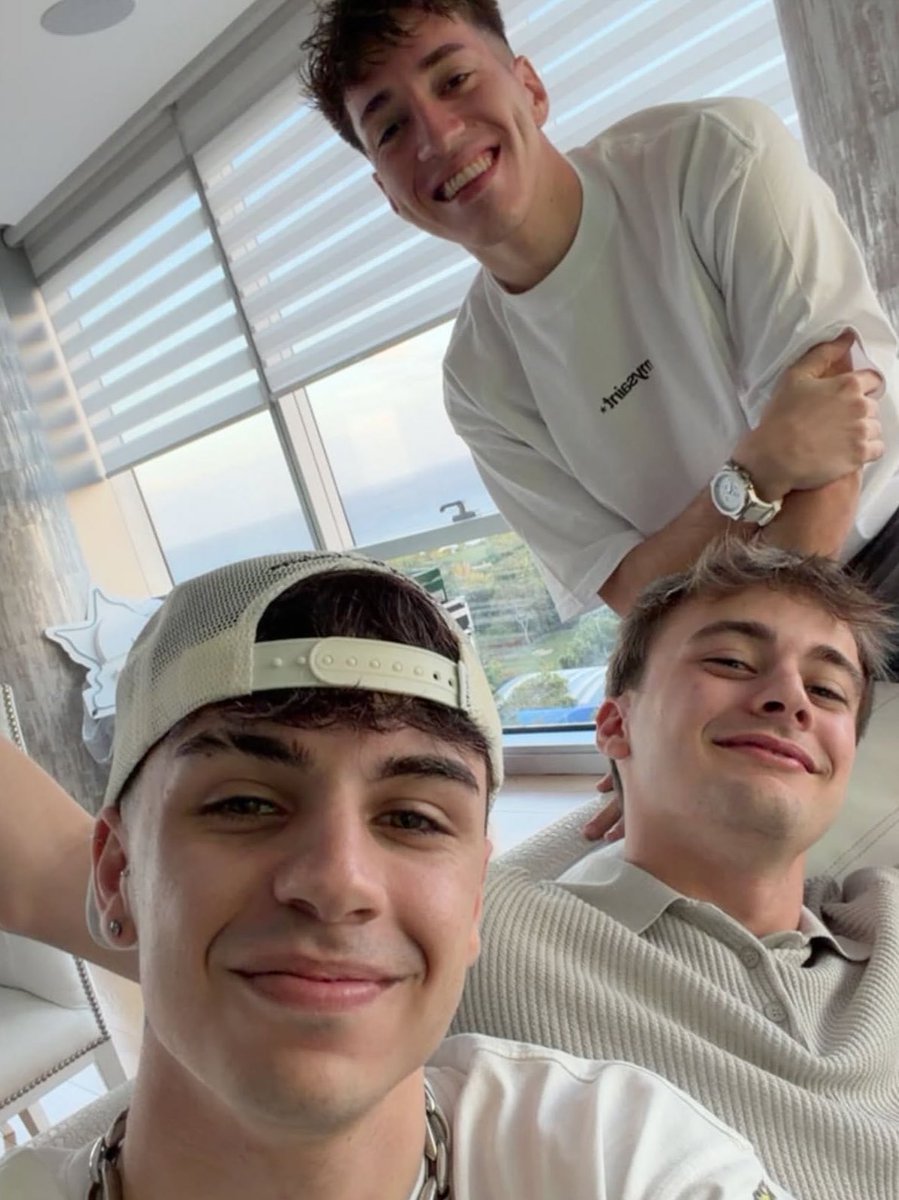 fedeebongiorno's tweet photo. 📸 Moski se reencontró con Mernuel y Bauleti https://t.co/vjwfRW4Pbl