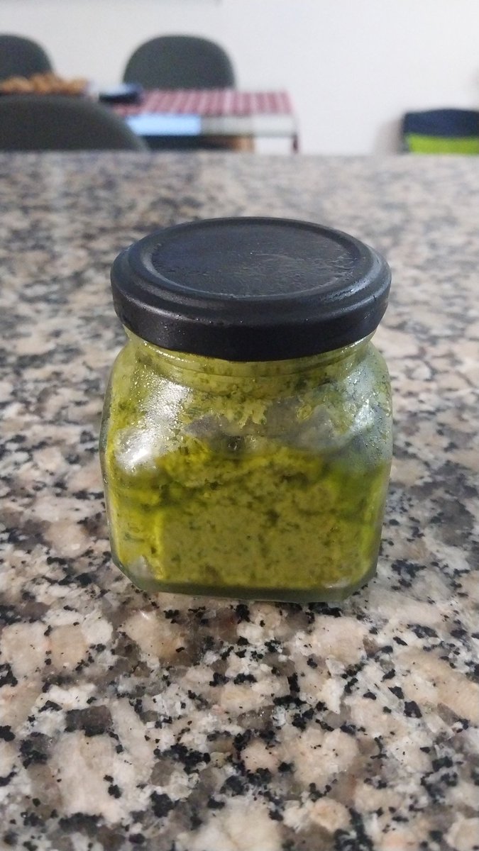 Desde que aprendí a hacer pesto, yo mismo lo hago y lo refrigero en envases para siempre tener