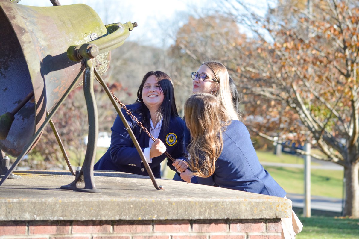 thewebbschool's tweet image. Last week’s #SeniorBlazerCeremony offered #TheWebbSchoolClassOf2026 a meaningful moment to reflect upon their journey, their accomplishments &amp;amp; the responsibilities they carry as leaders of the student body.🤵🏼 #CountdownToCommencement #SeniorBlazerDay
📰 thewebbschool.com/about/school-n…