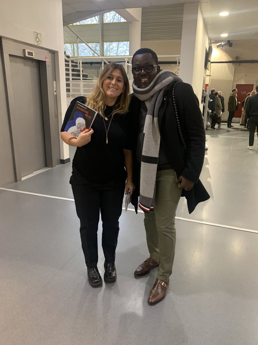 🗣 Lectrice du jour
Dans les mains de <a href="/floraghebali/">Flora Ghebali</a>  (chroniqueuse, entrepreneure, essayiste et militante française, très engagée dans la transition écologique et sociale) #LesDestinsMêlés trouve une lectrice engagée.
🗣 Une rencontre est très souvent un commencement.
#Sbl