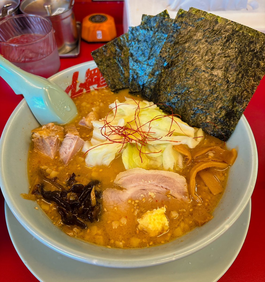 MiMiPiNK49's tweet image. 👑山岡家👑

♥️濃厚白みそとんこつラーメン
♦️海苔♦️コロチャ♦️白髪ネギ♦️半ライス

♡かため♡多め♡濃いめ♡背脂変更🐖
この限定！
もっと早く食べるべきだった！！
例の🏴‍☠️三段活用にしたら
超塩分濃くて星飛んだ✧︎*。

#山岡家
#朝ラーメン 
#ラーメン好きと繋がりたい