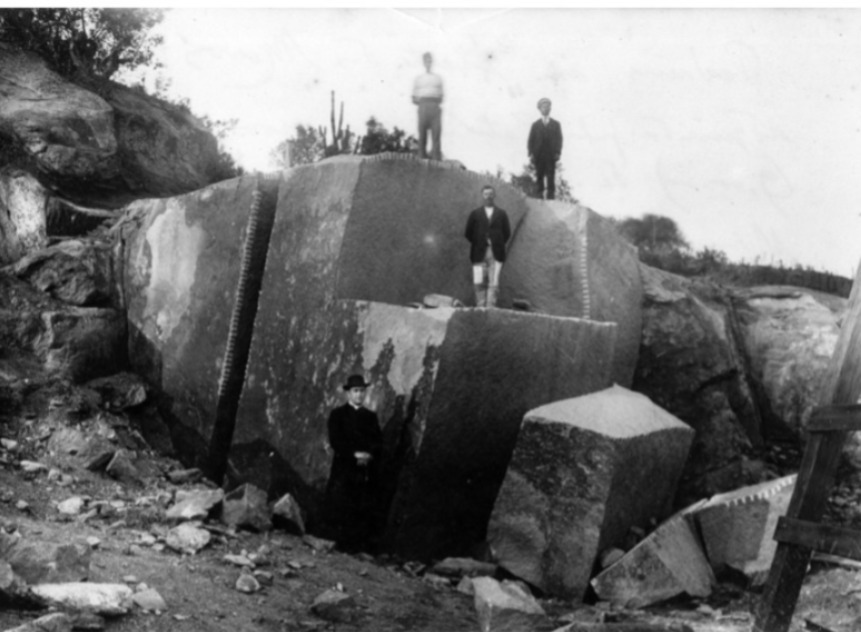 iuriaz's tweet photo. As carrancas - e alicerces, colunas, portais etc. - foram executadas por artistas e trabalhadores locais a partir de blocos extraídos de pedreiras de Porto Alegre, o que exigiu habilidades e esforços enormes, até para deslocar objetos de até 5 toneladas em carroças puxadas a boi. https://t.co/nGhOhKenZ3
