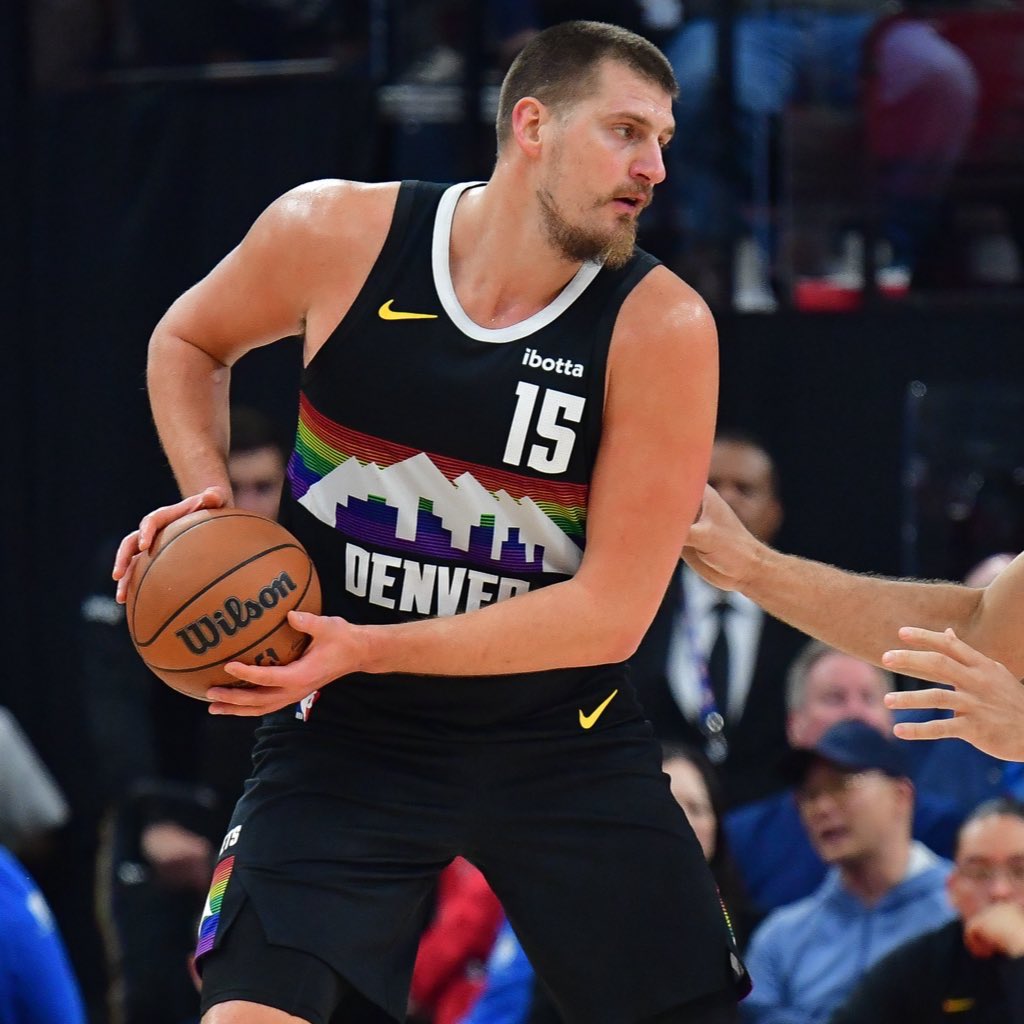 LALdesk's tweet image. If you swap eras, who dominates more: 

Prime Shaq today or Prime Jokic in the 2000s?