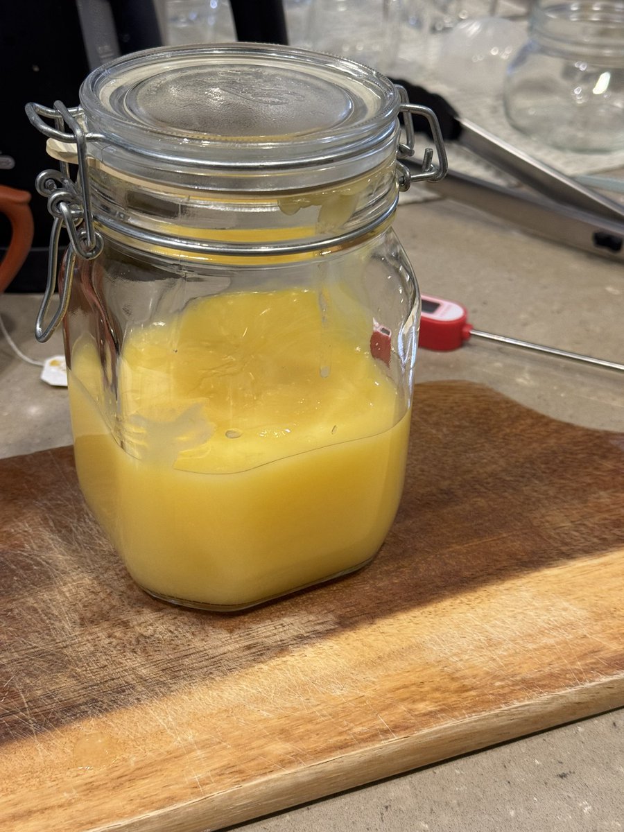 ベランダのレモンが10個も取れたので、4個使ってレモンカード作ってみました🍋