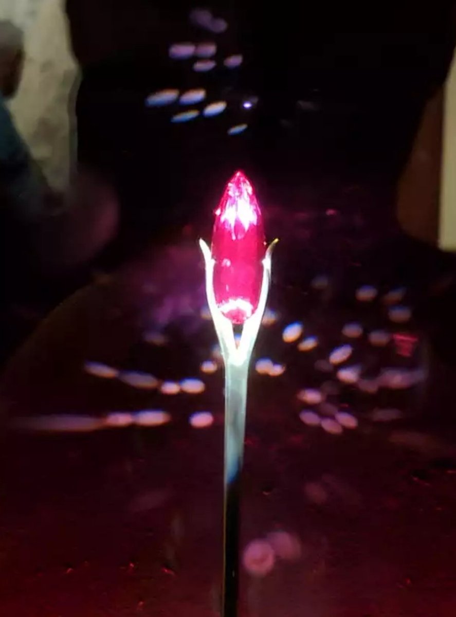 11月の誕生石トパーズの中でも宝石マニア垂涎のレッドトパーズ。世界一美しいレッドトパーズと言えば、スミソニアン博物館のホイットニーフレームトパーズ48.86ct ❗火成岩の結晶化終盤で生まれ、炎(flame )の記憶を宿したかのような紅(くれない)色。バックライトでメラメラ🔥見せる演出がニクい💘