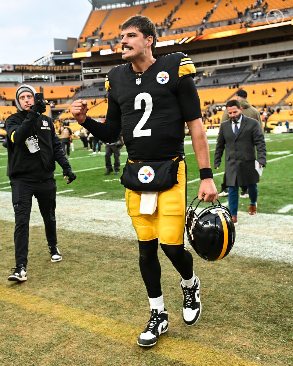 LosSteelers's tweet photo. Nivel de felicidad: No cabe en la foto 😄 

@Rudolph2Mason I #HereWeGo https://t.co/aE1IEGOQXk