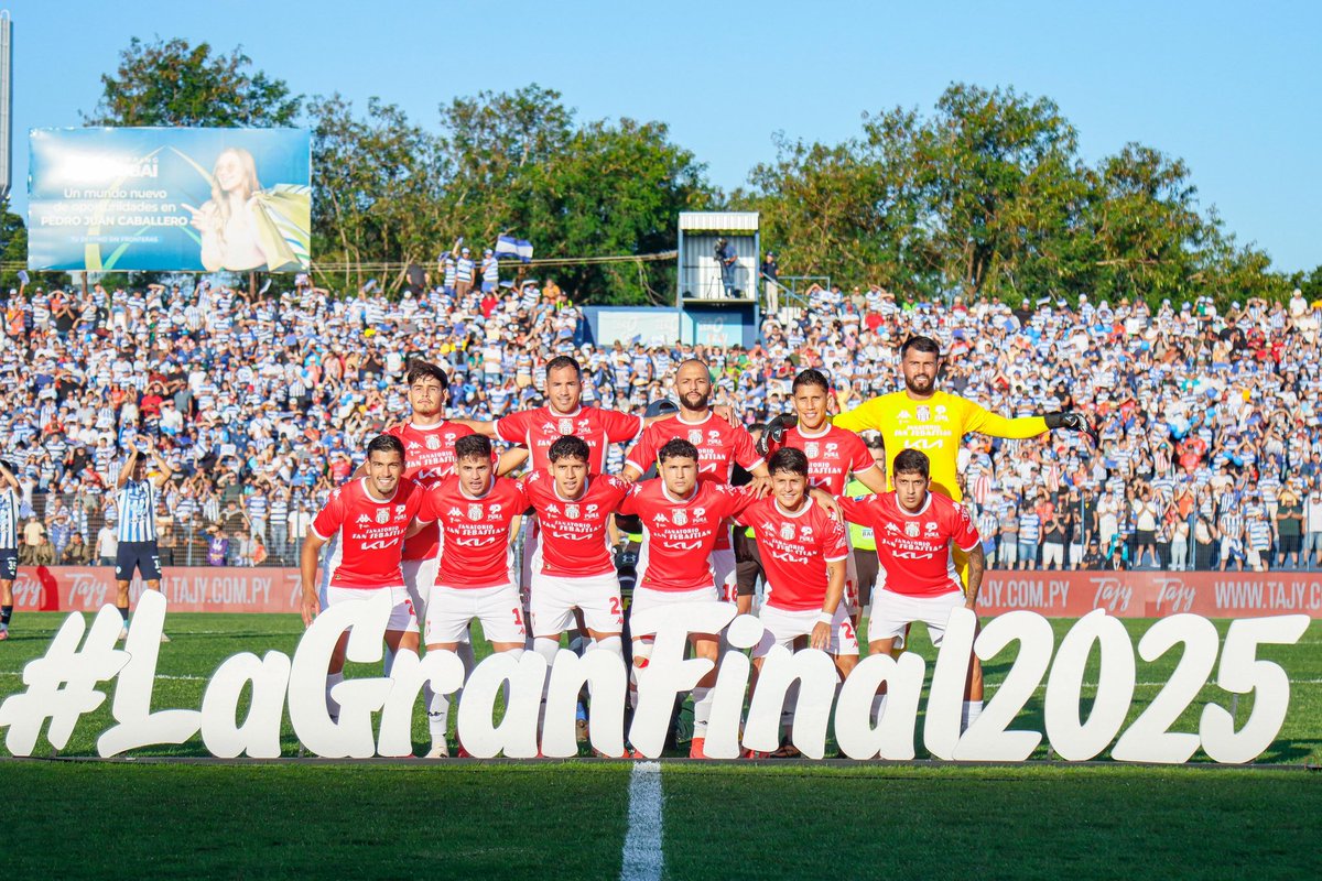 Palmarés de títulos oficiales de los clubes paraguayos, contando competiciones locales e internacionales:

1- Olimpia (63)
2- Cerro Porteño (39)
3- Libertad (32)
4- Nacional (13)
5- Guaraní (12)
6- Sportivo Luqueño (3)
7- Sol de América (3)
8- Sportivo Ameliano (2)
9- Presidente