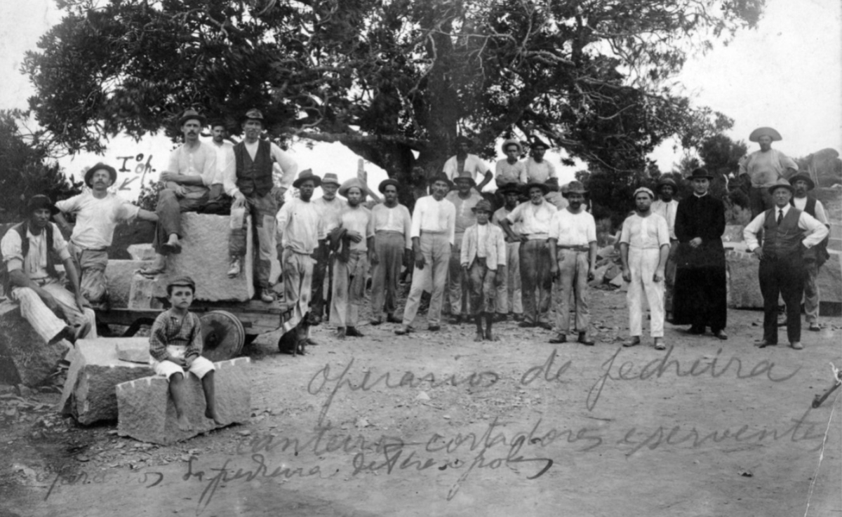 iuriaz's tweet photo. As carrancas - e alicerces, colunas, portais etc. - foram executadas por artistas e trabalhadores locais a partir de blocos extraídos de pedreiras de Porto Alegre, o que exigiu habilidades e esforços enormes, até para deslocar objetos de até 5 toneladas em carroças puxadas a boi. https://t.co/nGhOhKenZ3