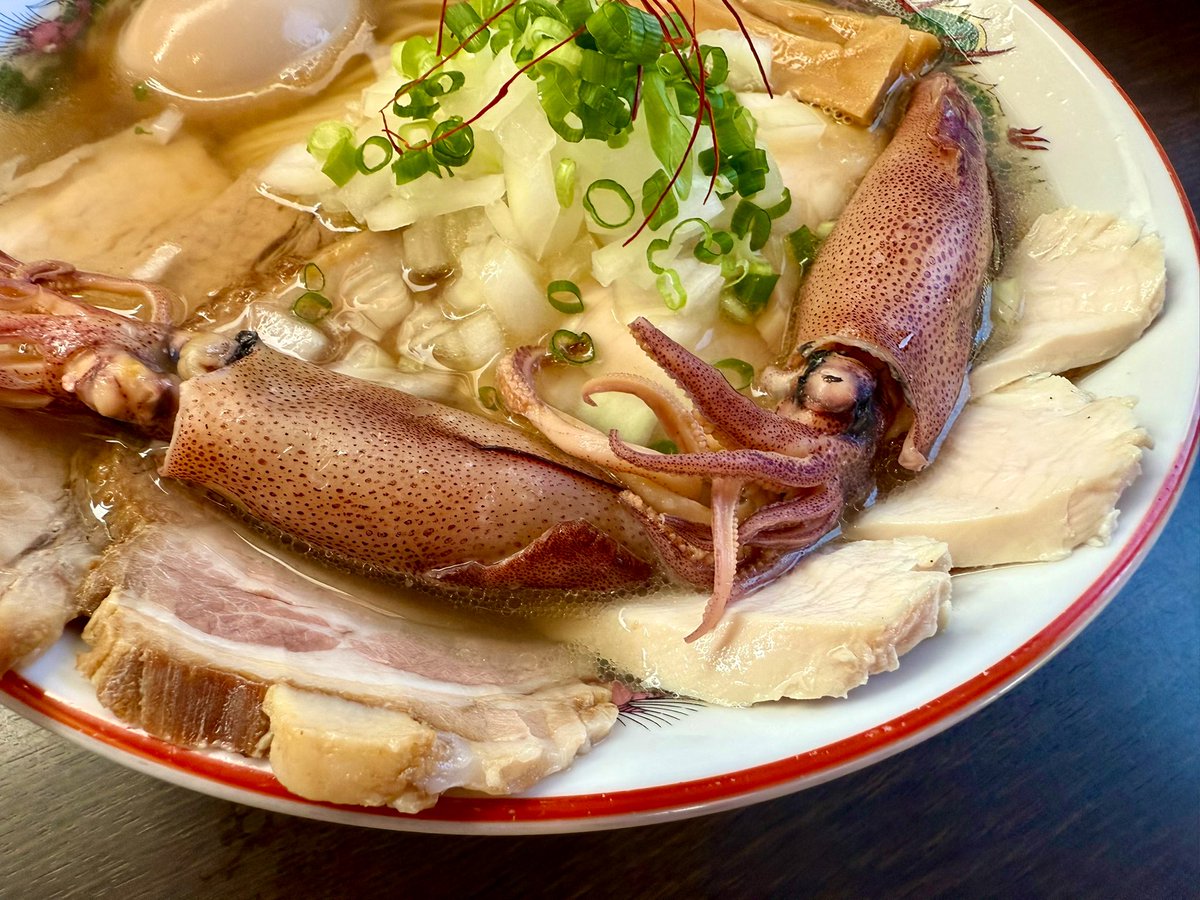 つけ麺弥七@館林市

烏賊煮干清湯ラーメン（塩）
ライス

🦑ニボ感はしっかりと伝わり⤴︎👌🏻
上品で洗練されたclearなスープ✨
塩味も完璧💮ザクパツ麺イヤッハ〜！
師匠の🦑ニボは秀逸で大好き💯🙆🏻‍♂️
いつもありがとうございます🐦
すげーうまかった！😋
ごちそうさまでした🙏🏻