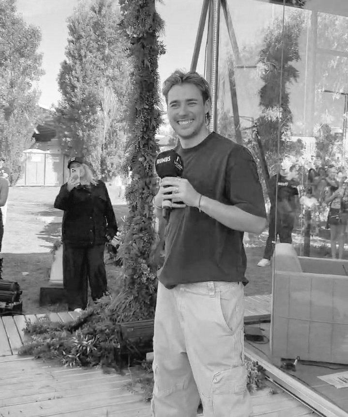 tayyferrari's tweet image. AU LEONETTA;
El Studio 21 reabre y convoca a violetta y a león. Cuando se reencuentran, vuelven las miradas, la complicidad y todo lo que creían haber dejado atrás.