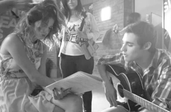 tayyferrari's tweet image. AU LEONETTA;
El Studio 21 reabre y convoca a violetta y a león. Cuando se reencuentran, vuelven las miradas, la complicidad y todo lo que creían haber dejado atrás.