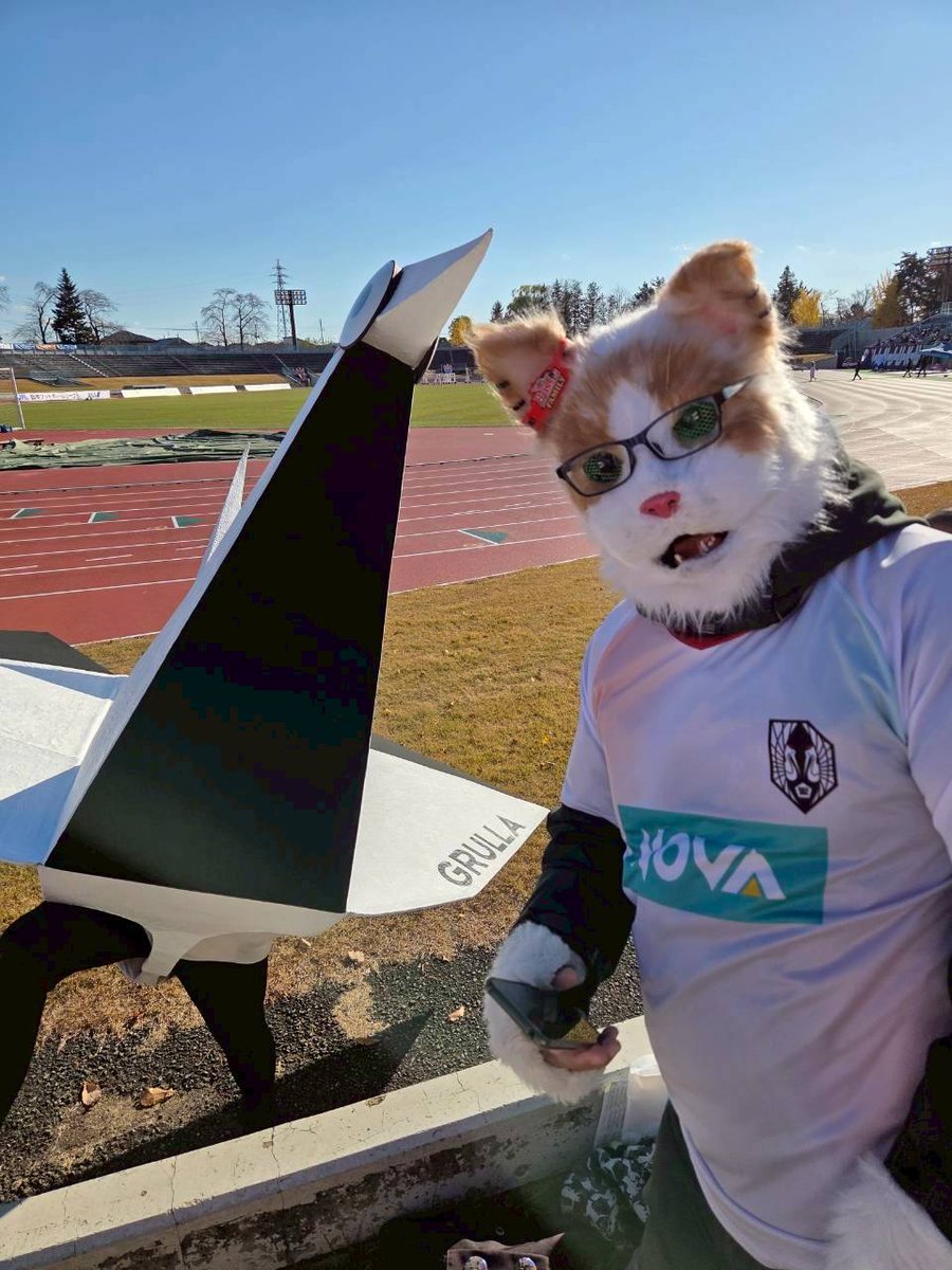 abecchifc178's tweet image. おまけ その３
#いわてグルージャ盛岡 
#水野晃樹 GM
慣れない事が多い中たくさんの事にチャレンジしていく姿 感謝しかないです✨
これからもよろしくお願いしますニャ😺
そしてチームマスコットの
#キヅール
キヅールに頭をつつかれるとご利益があるとかないとか😹w
FLY AWAY✨