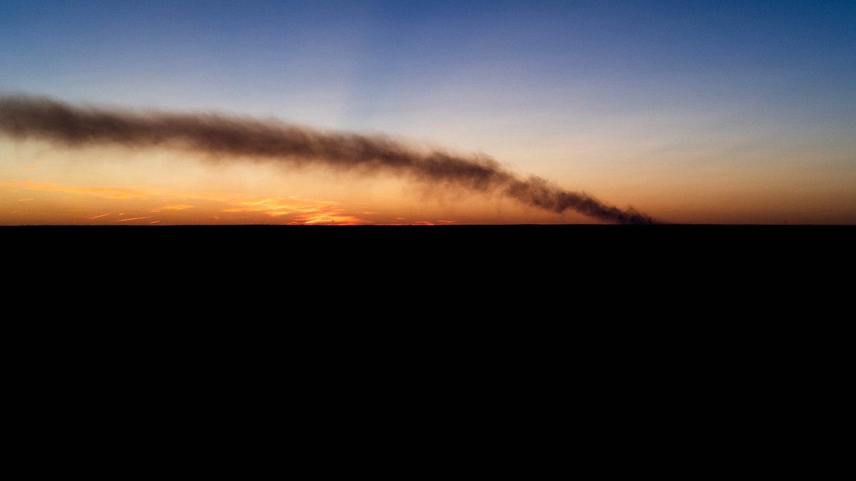 wxroman's tweet photo. Zoomed in picture of the #wildfire smoke in Dinwiddie County (taken from Prince George looking SW) around sunset today #vawx https://t.co/YCp74GYMYN