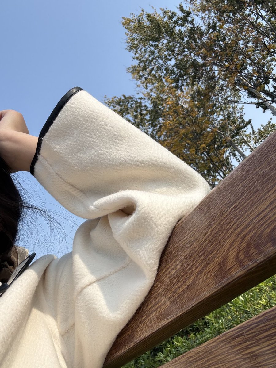 秋のしっぽをつかまえる｜｜
庭のベンチに座って目を閉じてぼんやりしている
日光とそよ風を感じて頬を撫でて今の安らぎを楽しむ