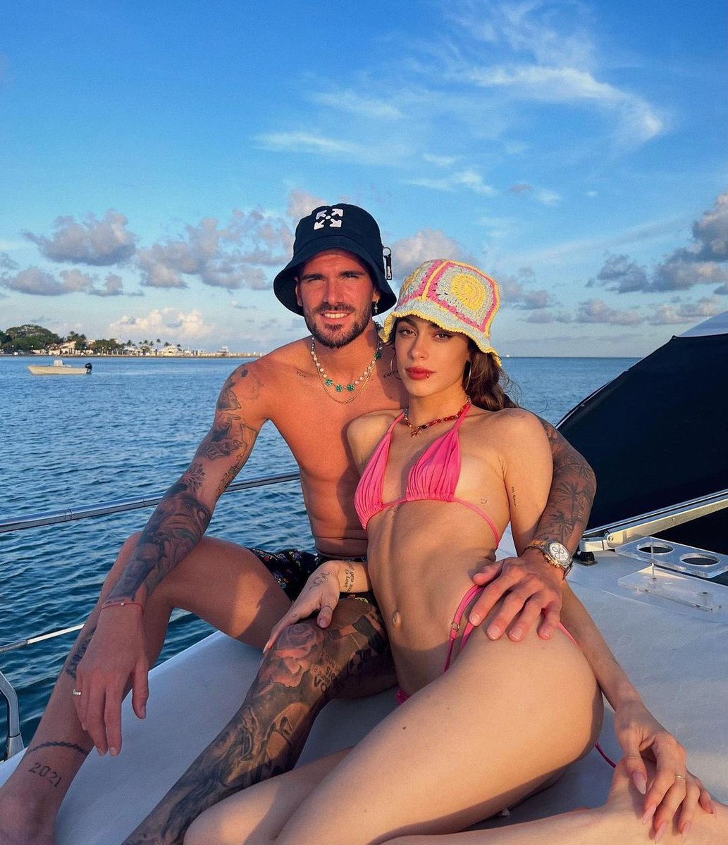 _TINICharts's tweet image. "Esta canción la escribí cuando tenía el corazón muy roto, pero hoy agradezco haber perdido a esa persona... te amo mi amor, que estás por allá

— TINI durante ‘Carne y Hueso’ en la última fecha de #FUTTTURA en Tecnopolis ❤️‍🩹