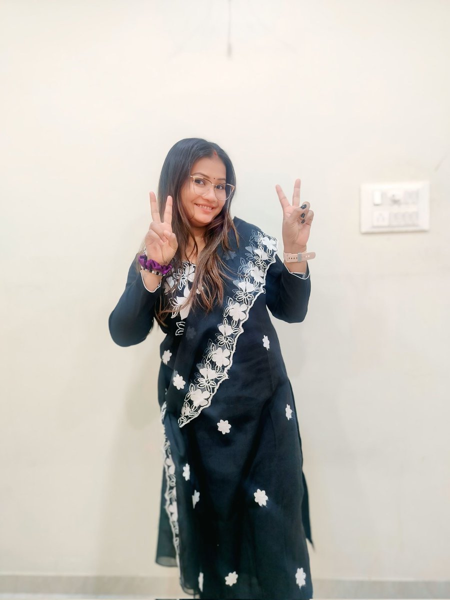 कल रात नरेंद्र मोदी जी ने मेरे खाते में 15 लाख डाल दिए 

ये गरीब अचानक से अमीर बन गई 

अब समझ नहीं आ रहा इतने पैसे का क्या करूं, सोच रही हु ज्यादा नहीं तो 1 - 2 हवाई जहाज खरीद लूं