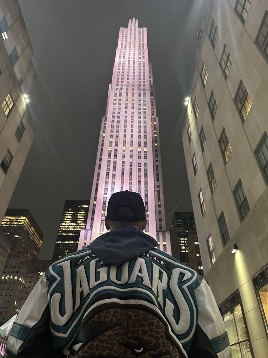 JackPues's tweet photo. just trying to have a few small beers in NYC https://t.co/bdcVgVaV9D