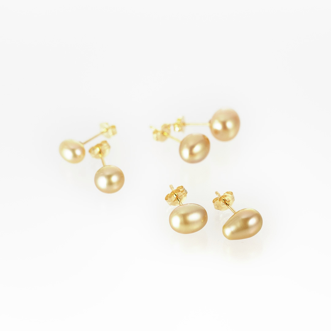 カラーストーンの他に、2種類のピアスもご用意✨ ひとつとして同じ形の