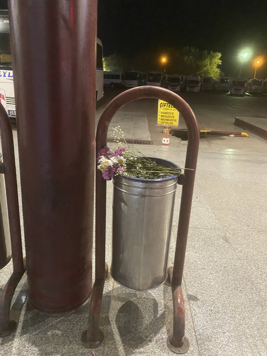 Birileri dusundugu kadar sevilmiyo ama haberi yok