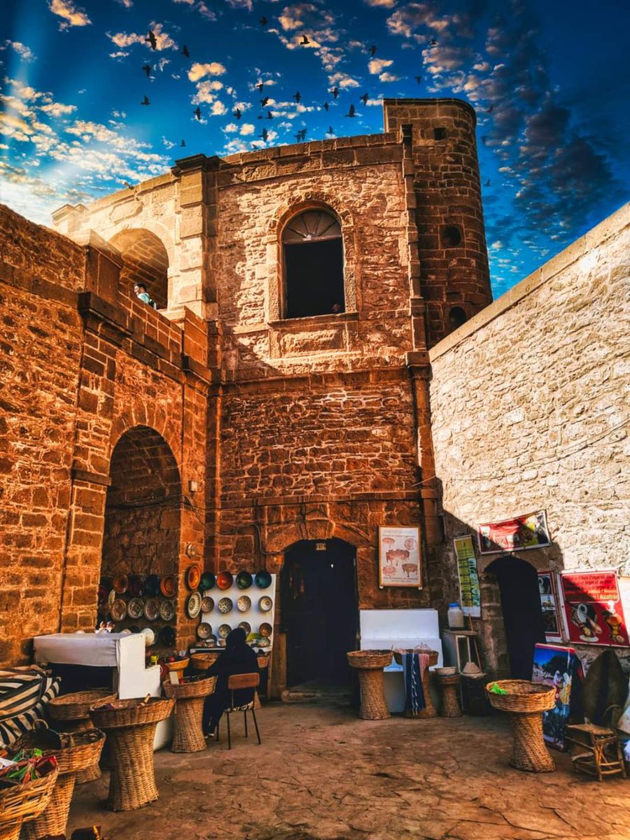 safia_1v's tweet image. َجَفَ الفُؤَادُ أمَامَ حُسْنَكِ مِثْلَمَا
رجَفَتْ بِكَفِّ الثّامِلينَ كُؤُوسُ🤎