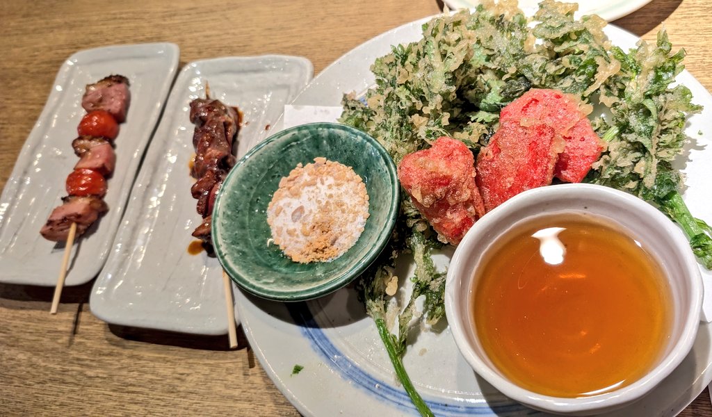 おはようございます✨
大学生の時以来どっぷり横浜西口に浸かり倒す週末を過ごしました😂
夜に串焼きを食べたお店🙌🏼
串もですが、新鮮な野菜やレモンを使ったサラダ、お酒など充実して雰囲気も洗練されてて、いい時間を過ごせました😌
今週も頑張りますよろしくお願いします！
#企業公式相互フォロー