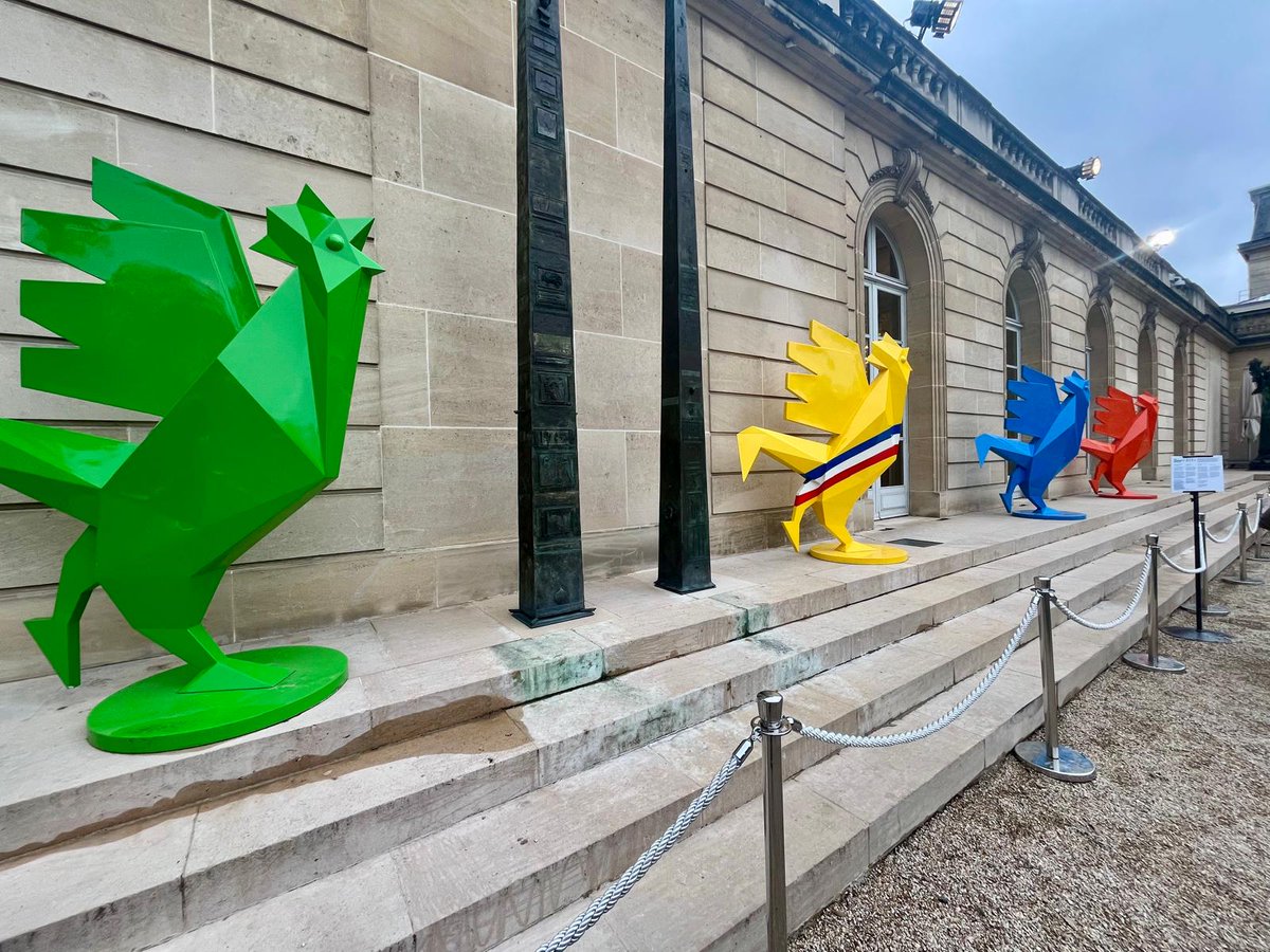 NicolasDufourcq's tweet photo. 🇫🇷 Du 17 au 23 novembre, @Bpifrance se mobilise pour faire rayonner notre industrie, partout en France : c'est la Semaine de l’Industrie #Sedi2025 ! Une semaine décisive pour rappeler que La @LaFrenchFab est partout, qu’elle recrute, et qu’elle est au cœur de notre souveraineté. En témoignent les 38 ouvertures d’usines de start-ups industrielles ces 9 premiers mois de l’année dévoilées il y a quelques jours par notre Observatoire Bpifrance, montrant une dynamique industrielle positive !

A ne pas manquer :

➡️ Ce weekend, c’était la 5ème Grande Exposition du Fabriqué en France au Palais de l’Élysée, avec plus de 100 entreprises exposantes, dont 31 membres de la #FrenchFab.

➡️Ce lundi 17/11, première édition du Sommet « #ChooseFrance – Édition France » pour mettre en avant nos entreprises françaises qui se développent et investissent sur le territoire national.

➡️ Le Tour de France de nos Industries se poursuit, et notre bus bleu sillonne les routes de France depuis le mois de septembre pour faire découvrir le monde des usines à des milliers de jeunes. Ce 6 novembre, il faisait étape à Vindry-sur-Trudine, dans le Rhône, à la découverte de l'usine de @TRACIndustrie, comme le raconte @LaclotreG dans @Le_Progres

Pour les prochaines étapes, il passera : le 17/11 à BIC ; le 25/11 à l'usine EMI de Mulhouse ; le 27/11 à l'usine VOTAT de Compiègne.

➡️ ce mardi 18/11, @LeSlipFrancais dévoilera à Aubervilliers, dans son usine, un projet inédit pour transformer la filière textile française à grande échelle, en présence de @sbastien_martin ministre délégué chargé de l'Industrie, Guillaume Gibault, Lea MARIE et de Fabien Frigosi, directeur régional Bpifrance Paris.

➡️ le jeudi 20/11, ce sera la conférence de présentation de l'édition 2026 du Salon #GlobalINDUSTRIE, en présence de l’ensemble des acteurs du salon, et aux côtés du ministre délégué chargé de l'industrie @sbastien_martin. Un rendez-vous majeur pour ceux qui préparent l’industrie de demain que j'ai l'honneur de présider.

➡️ le samedi 22/11, diffusion du 1er épisode de l'émission “Made in France : ils inventent l’industrie de demain” sur @M6Groupe, pour montrer aux jeunes l’énergie et la créativité de nos entreprises industrielles. Un programme diffusé du 22/11 au 13/12 les samedis matin à 10h sur la chaîne M6.

➡️ le jeudi 27/11, je serai au Salon Made in Val de Loire à Tours aux côtés du président de région @fbonneau, pour une journée consacrée à l'industrie, échanger avec les industriels et lancer la French Fab Centre-Val de Loire.

Vous le voyez, nous sommes toujours aussi fiers de celles et ceux qui fabriquent en France. Bpifrance sera sur le terrain toute la semaine pour le montrer.