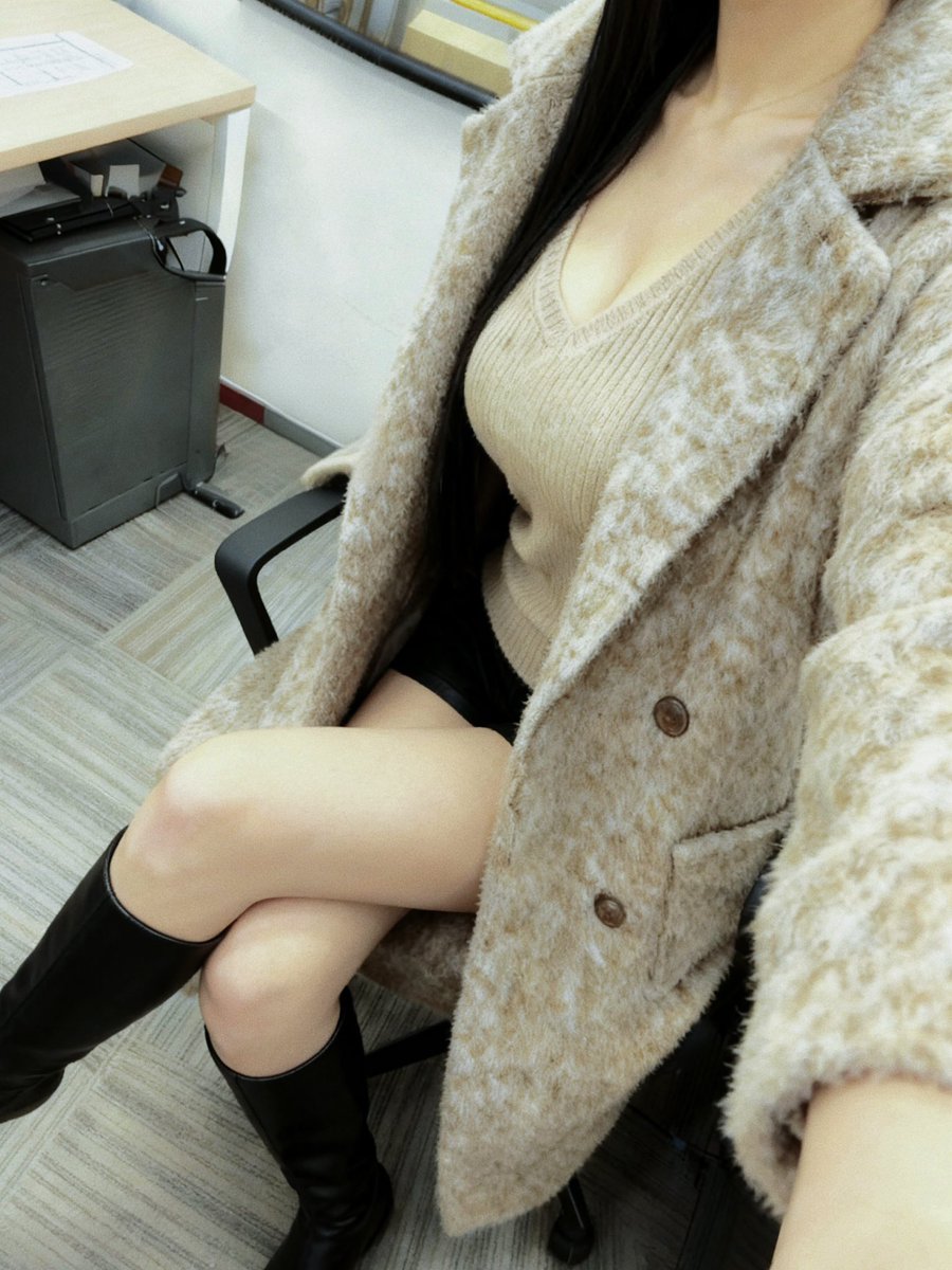 DomChrs's tweet image. OOTD 上班打卡第一名