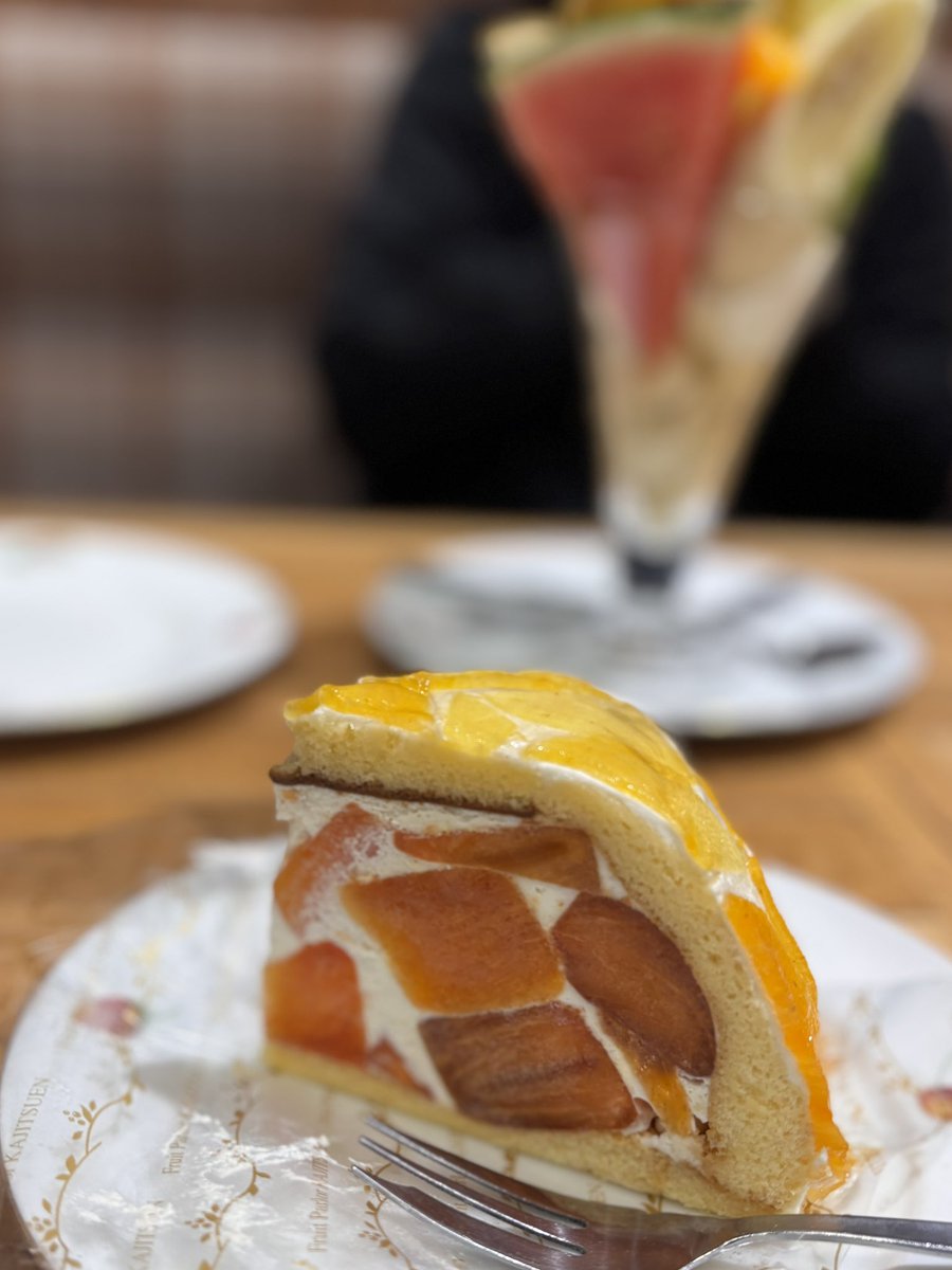 gDMhozuFus5NrG8's tweet image. 親友と映画　盤上の向日葵
鬼気迫る謙さんと健太郎くんに見入った🌻すごい作品
そして美味しいもの🍰と
超感動の手編みプレゼントが待ってた💐ありがとう😭