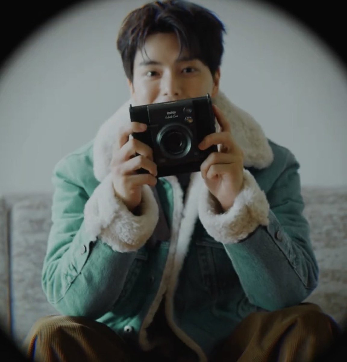 베이지 수트 차림으로 포즈를 취한 송강