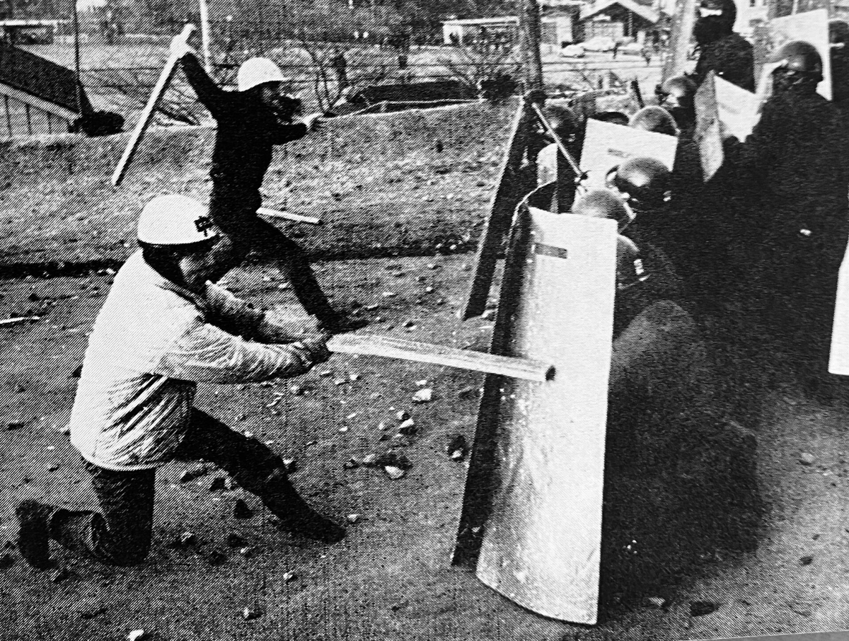 Fotografías de Takashi Hamaguchi de las protestas contra la construcción del Aeropuerto de Narita (Tokyo), alrededor de 1970.