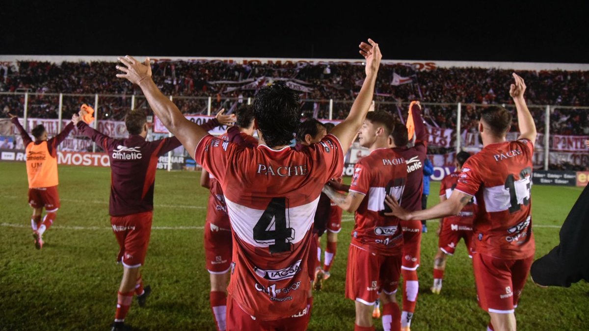 APLAUDO A ESTE EQUIPO!!.. 
Gracias por representar los colores y al hincha, gracias por dejar el alma por la camiseta, gracias por hacerme tan feliz gracias por permitirnos soñar y por luchar por ese sueño.. todo en esta vida se acomoda estén tranquilos 
🤍❤️AGUANTE MORON🤍❤️🐓