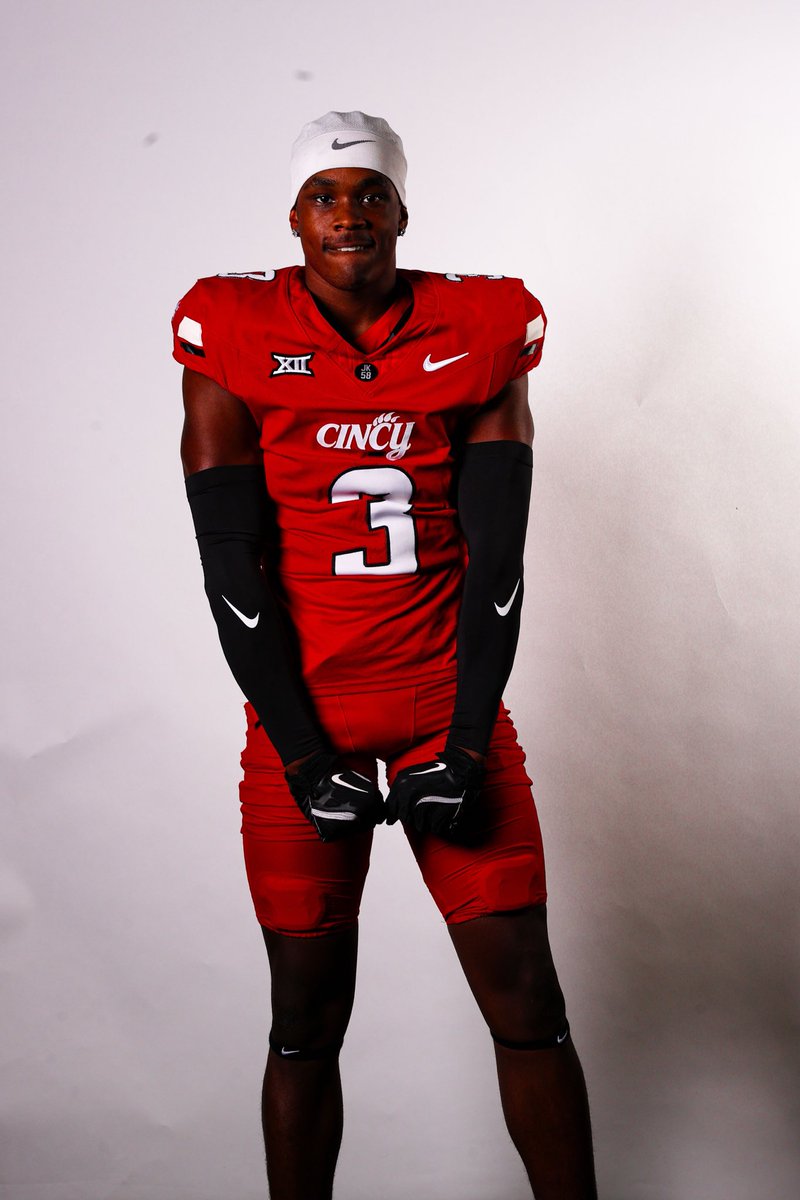 Had a Great Time on my Official Visit To <a href="/GoBearcatsFB/">Cincinnati Football</a> Great game atmosphere, and loved spending time with all of the coaches!! Thank you Lord🙏🏽 #notcommitted <a href="/coachmarkf/">Mark Freeman</a> <a href="/Coachdefoor2015/">Coach D-4</a> <a href="/CoachTyroneKing/">Tyrone King Jr</a> <a href="/CoachDChapman30/">Dakota Chapman™</a> <a href="/JHaglerDBZ/">Coach Hagler</a> <a href="/Coach_Rob7/">Jordan Robertson</a> <a href="/WARRIORNATION20/">Thompson Football</a> <a href="/RecruitWarriors/">Thompson Recruiting</a>