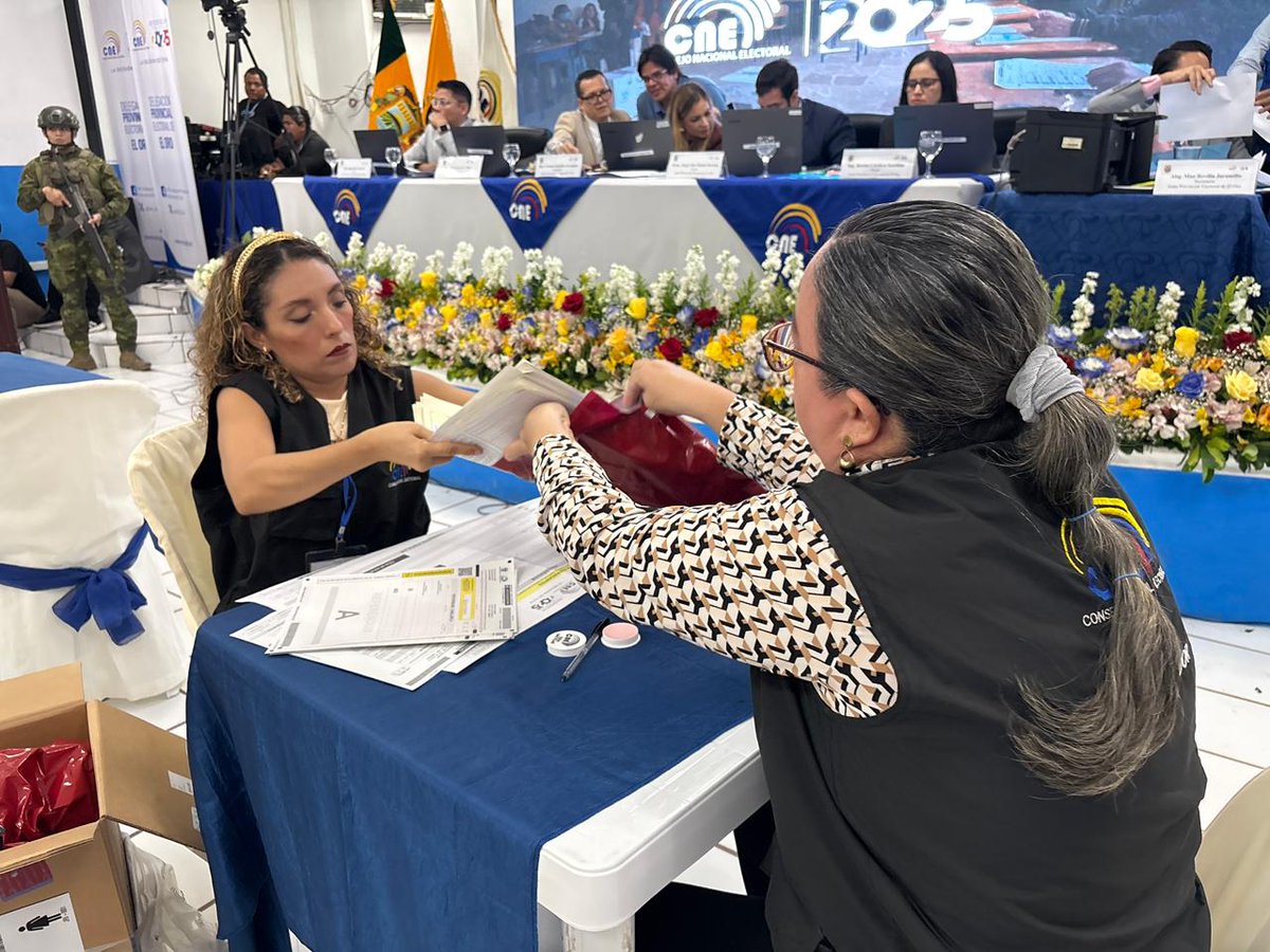 <a href="/FFAAECUADOR/">Fuerzas Armadas del Ecuador</a> <a href="/PoliciaEcuador/">Policía Ecuador</a> 🗳️✨ Nuestro equipo escrutador avanza con el conteo del #VotoPPL y el #VotoEnCasa, correspondientes a las jornadas del 13 y 14 de noviembre.

🔎 Transparencia y seguimiento en cada etapa del proceso.

#ReferéndumYConsulta2025