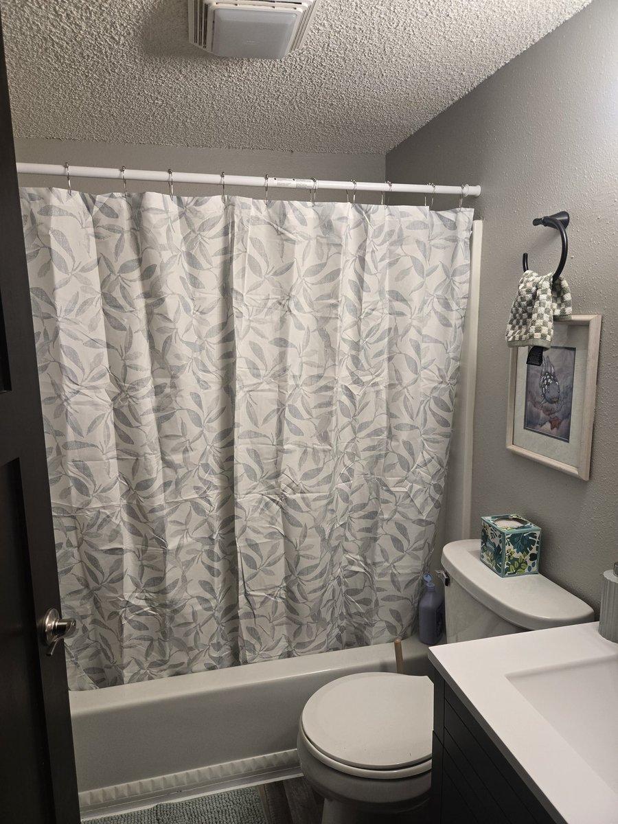 chat do we like the new apartment ? Today marks my first full week here ^_^