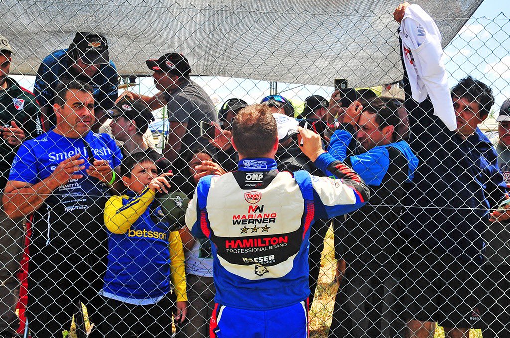 Simplemente, Mariano Werner.

🏁🫂 A pesar de haber abandonado cuando lideraba la final del Turismo Carretera en Toay, el entrerriano se tomó un tiempo para atender al público presente en el autódromo.

#TCenLaPampa #Werner