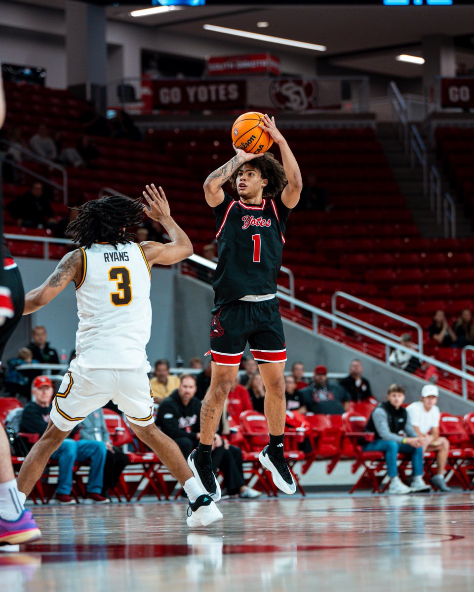 SDCoyotes's tweet image. Yotes are hot 🔥🔥

A combined 12-game win streak for your Coyotes!

#GoYotes