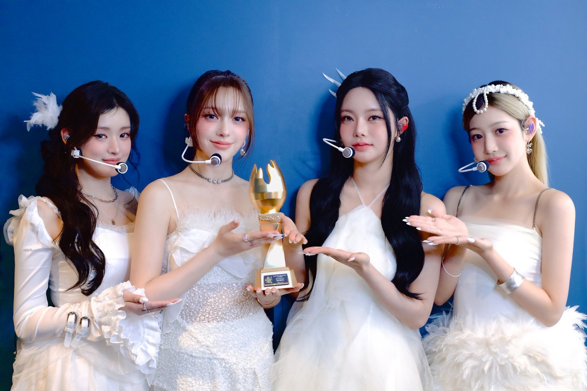 '2025 KGMA' 피프티피프티, '베스트 아티스트 10' 수상...러블리 그 자체 퍼포먼스까지 인천 영종도 달궜다
피프티피프티, “모든 건 팬 여러분 덕분...전홍준 대표님 감사드린다”

[사진 제공 = 어트랙트]

#피프티피프티 #FIFTYFIFTY