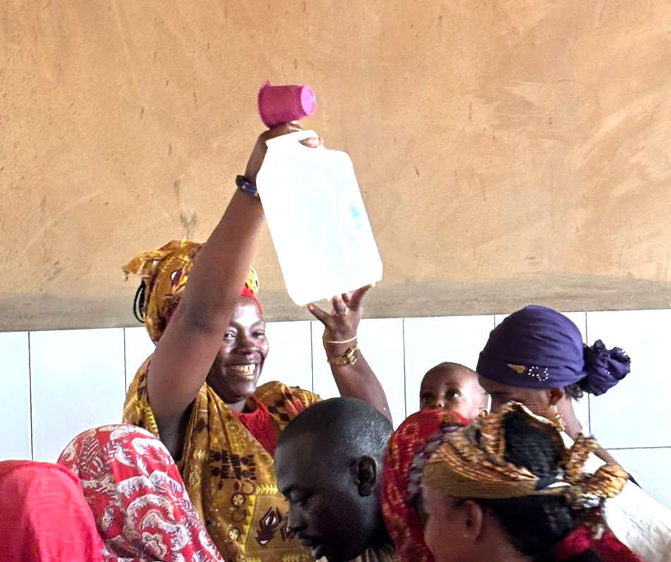 Proud moment in Maka! 🇨🇲

Elodie Tchouakui, Community Leader at the Jean-Felicien Gacha Foundation collected drinkable water in the Water House.

Discover Elodie’s poignant testimony about the social impact of Aquavera:

youtu.be/ZLp685-SMPw