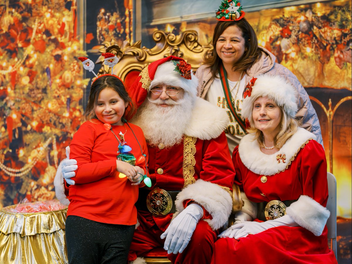 ATTPAC's tweet image. 🎅 Say cheese with Santa! 📸

Special thanks to @Lexus for providing #COMPLIMENTARY photos with Santa and Mrs. Claus at @reliantenergy Lights Your Holidays 2025 on December 6 in Sammons Park! ✨

🎁 RSVP for FREE today! bit.ly/48CaM9I