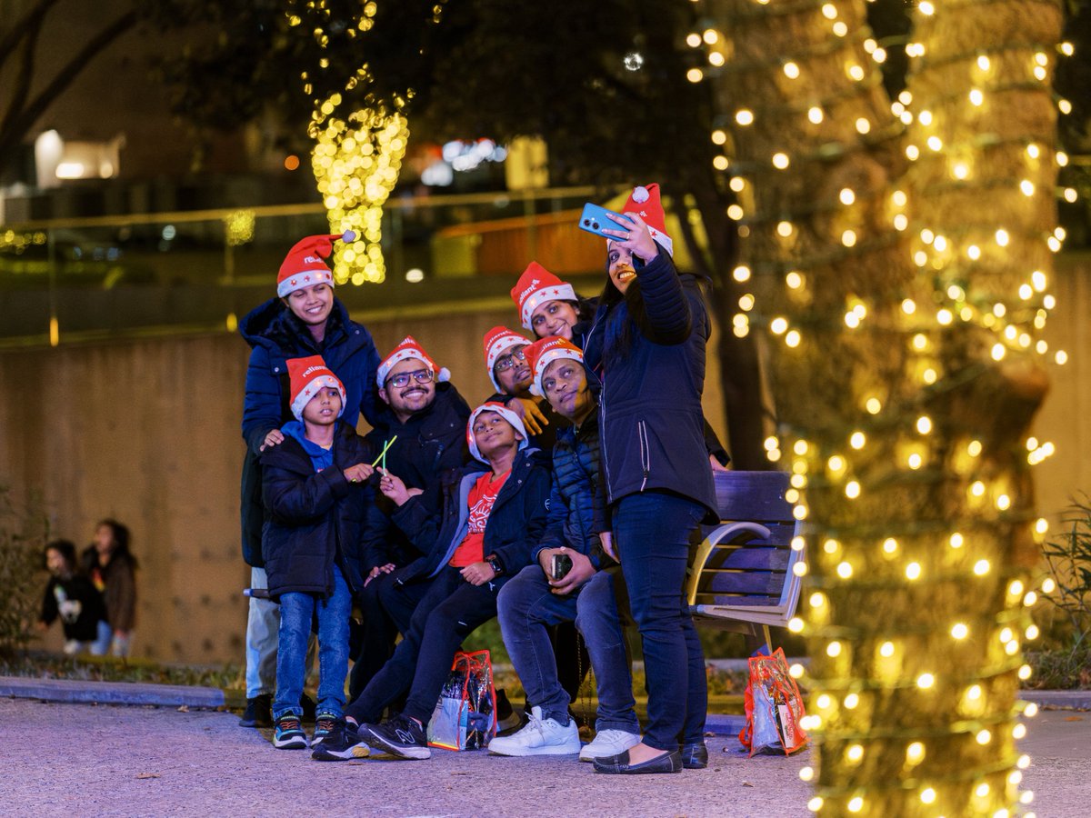 ATTPAC's tweet image. 🎅 Say cheese with Santa! 📸

Special thanks to @Lexus for providing #COMPLIMENTARY photos with Santa and Mrs. Claus at @reliantenergy Lights Your Holidays 2025 on December 6 in Sammons Park! ✨

🎁 RSVP for FREE today! bit.ly/48CaM9I