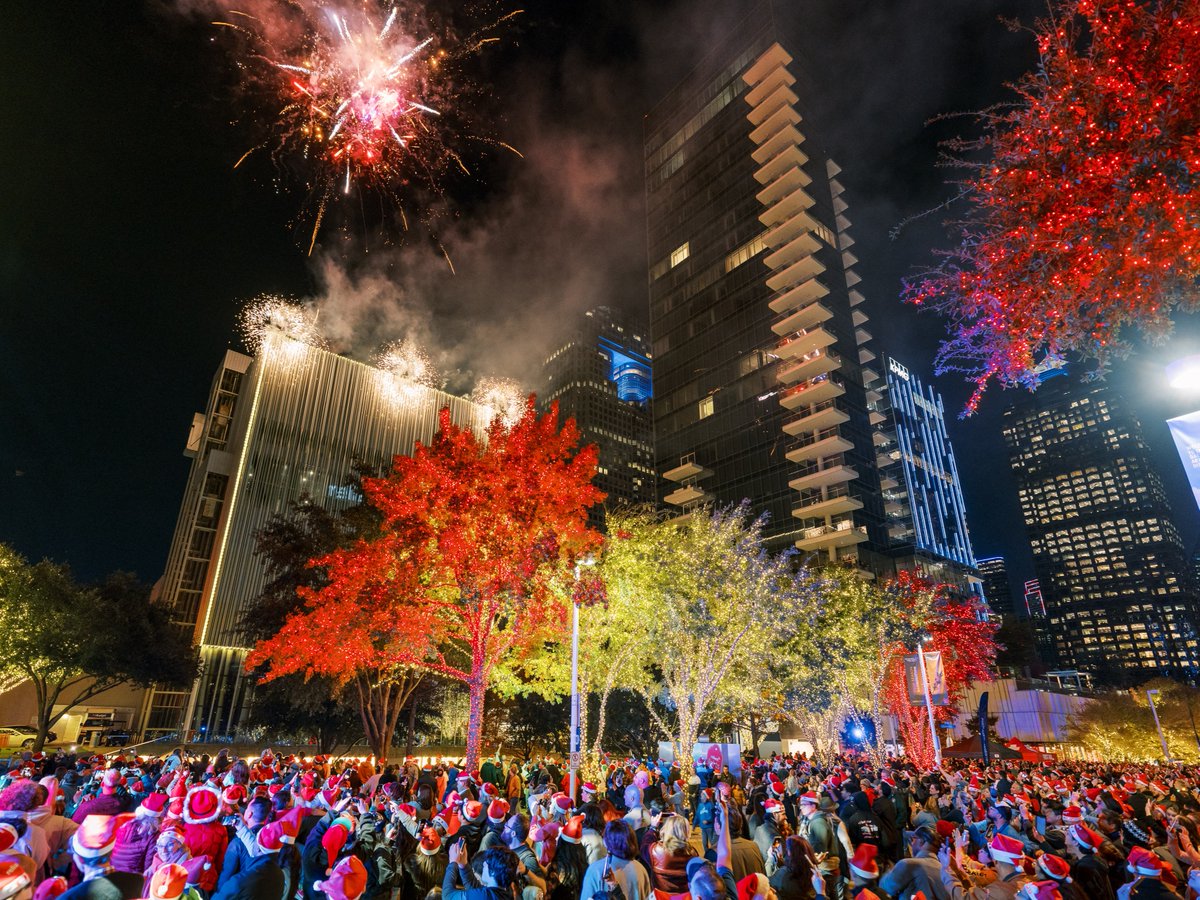 ATTPAC's tweet image. 🎅 Say cheese with Santa! 📸

Special thanks to @Lexus for providing #COMPLIMENTARY photos with Santa and Mrs. Claus at @reliantenergy Lights Your Holidays 2025 on December 6 in Sammons Park! ✨

🎁 RSVP for FREE today! bit.ly/48CaM9I