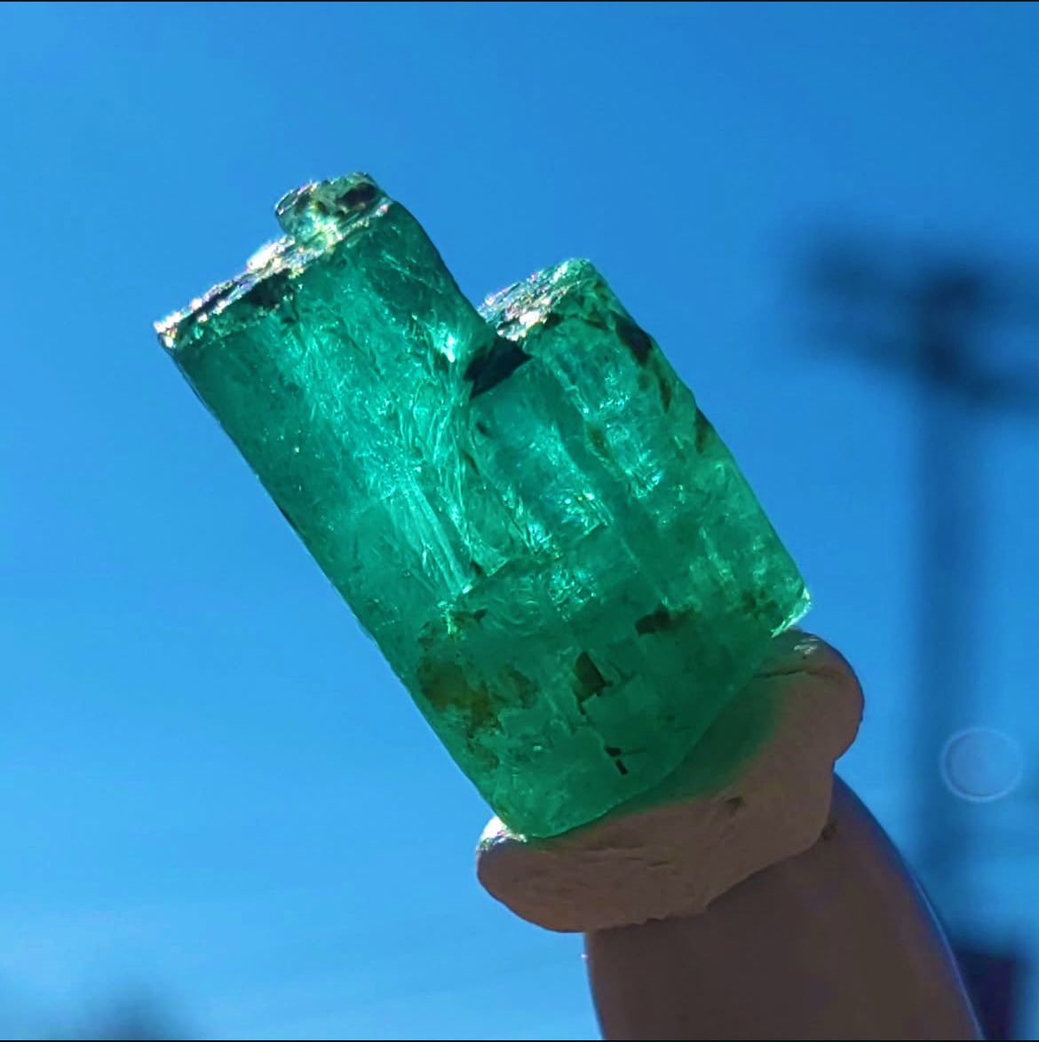 FibonacciLuna's tweet image. What in the Wizard of Oz? 
I don’t know if crystals can cosplay as movies too but this one is definitely trying.. look deeply and see the hallways of the Emerald Palace.

-Emeralds like this and others are available through Odyssey Gem and Float in Winchester VA 
or 
by reaching…