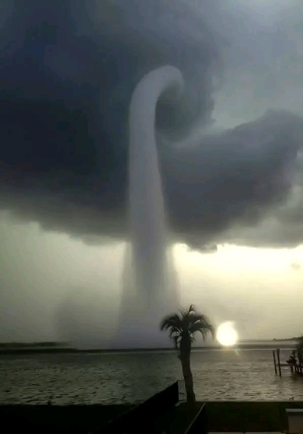 InterestingSci1's tweet image. Good Morning X creator 
Waterspout over Florida’s Old Tampa Bay

 by Jeremy Kappell
