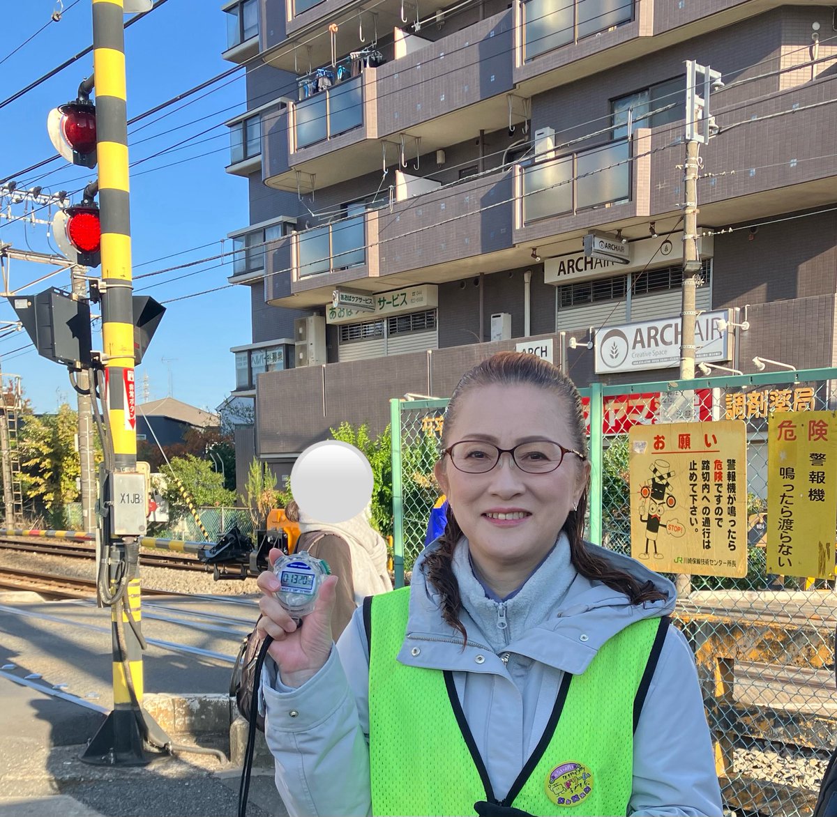 nozueakemi's tweet image. 今朝の久地踏切、1時間当たりの踏切警報時間47分。
週明けは電車のダイヤ乱れがちで、少しの遅れにより久地踏切の遮断時間がより長くなります😩
それが「どうにかならないの⁈」との声になってます😡　

川崎市とJR東日本は住民の声を聞き、計画を早く進めてください‼️
#のずえ明美
#踏切見守り7年目