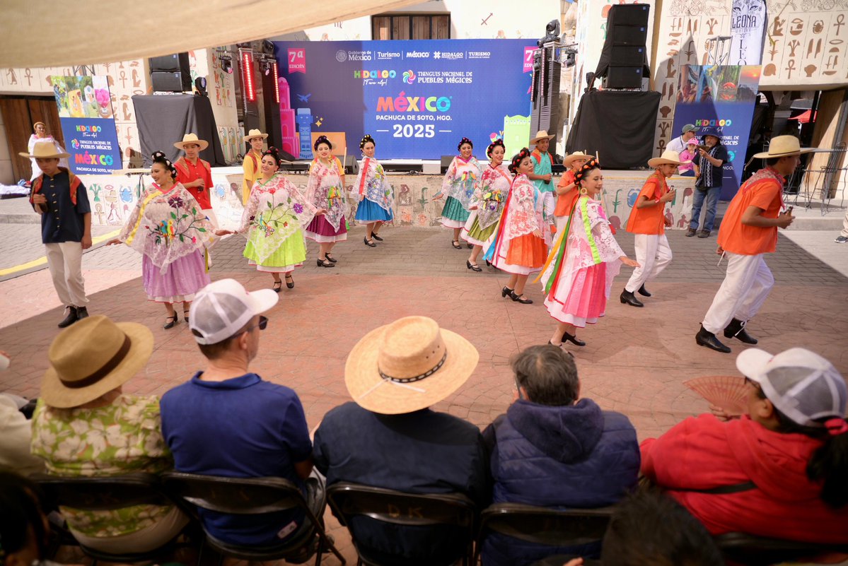 GobiernoVer's tweet image. En el último día del Tianguis Nacional de Pueblos Mágicos, el baile veracruzano desbordó color, ritmo y energía, destacando el arte y la esencia cultural de nuestro son. ✨💃🌟

#VeracruzEstáDeModa
