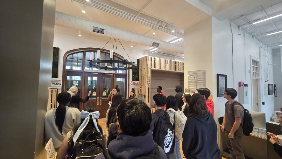 unoengage's tweet image. @UNOmaha CMST 1110 students toured Yates Illuminates, connecting public speaking with community impact. They met nonprofits like MOMentum and explored how Yates serves immigrant &amp;amp; refugee families through the Maverick Philanthropy Initiative. 
#ServiceLearning #MavSpirit