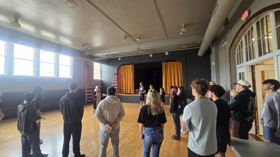 unoengage's tweet image. @UNOmaha CMST 1110 students toured Yates Illuminates, connecting public speaking with community impact. They met nonprofits like MOMentum and explored how Yates serves immigrant &amp;amp; refugee families through the Maverick Philanthropy Initiative. 
#ServiceLearning #MavSpirit